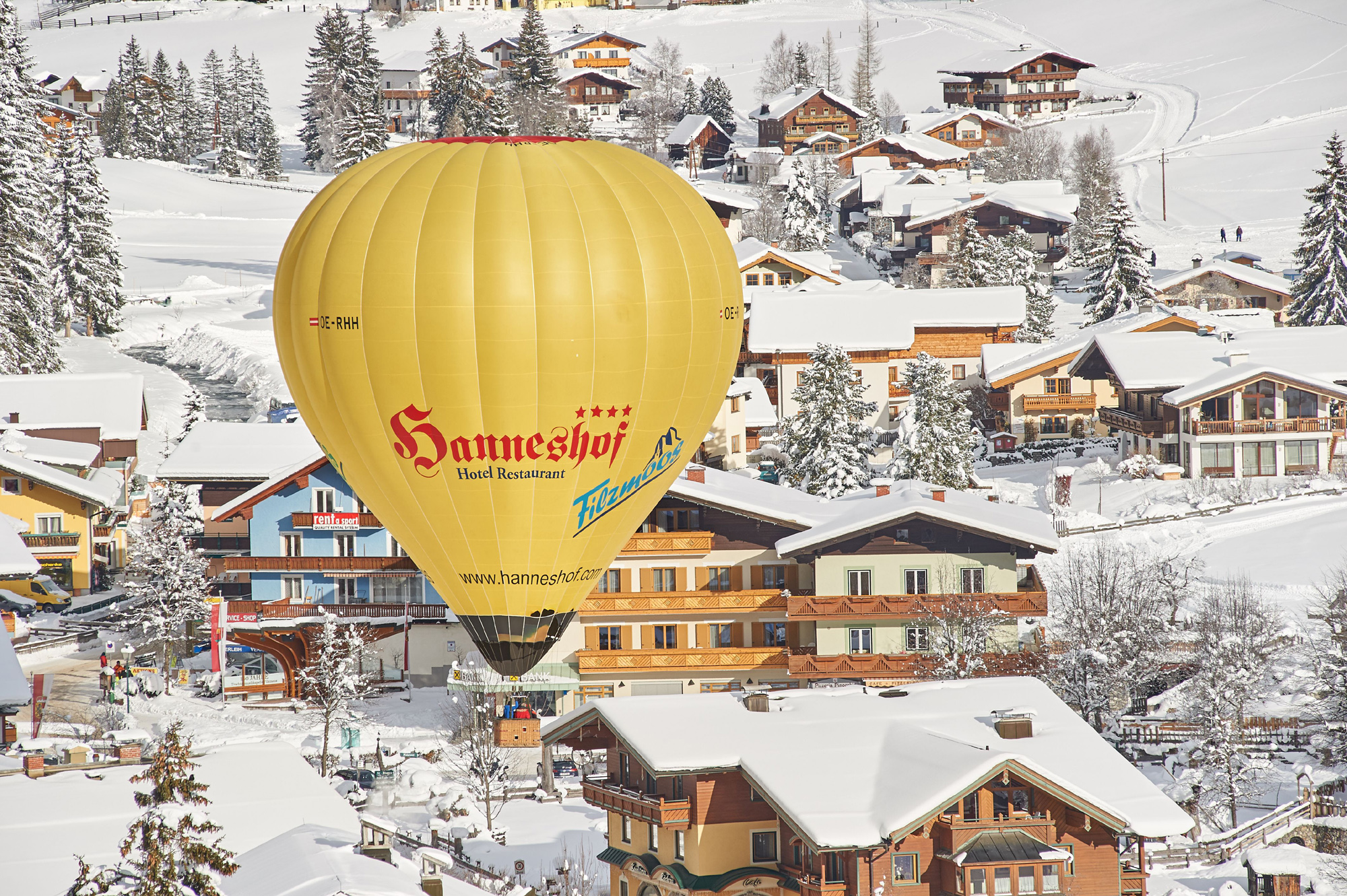 Winterpanorama mit Heißluftballon © Hotel Hanneshof