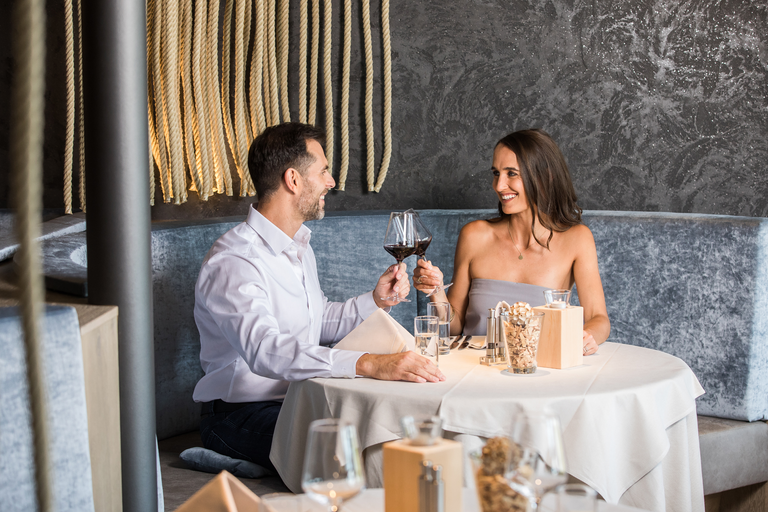 Paar stosst mit Weingläsern an © Mountain Resort Feuerberg / Gernot Gleiss