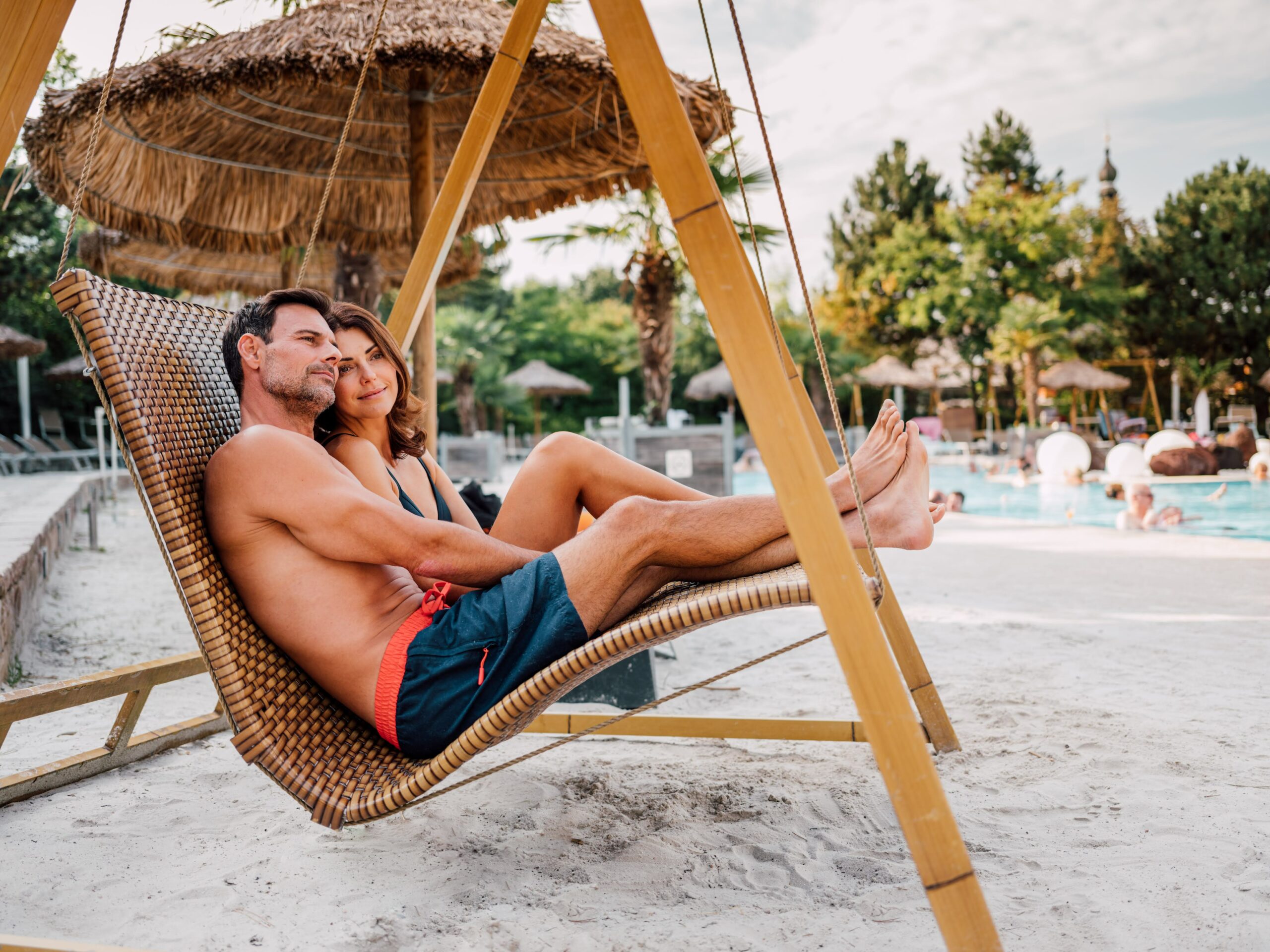 Paar in Hängeschaukel Karibik © SPA Resort Therme Geinberg / Chris Perkles