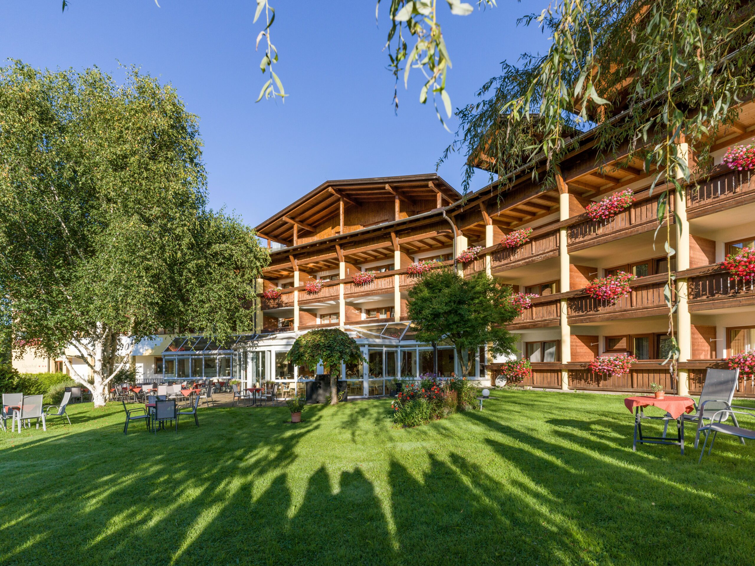 Hotel Alpenhof Brixen mit Hotel-Terrasse im Sommer (c) Hotel Alpenhof Brixen