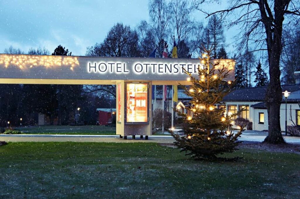 Hotel Ottenstein-Winterbild mit Weihnachtsbaum_FC_Hotel Ottenstein