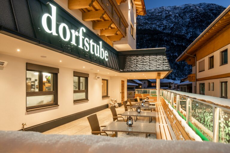 Hotel Dorfstube Holzgau - Winter aussen - Abend - Tische