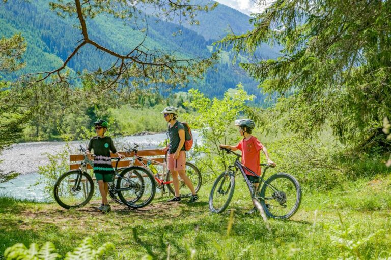 Hotel Gasthof Dorfstube in Holzgau, Tiroler Lechtal - Pause machen am Lech mit dem Fahrrad, FC Gasthof Dorfstube