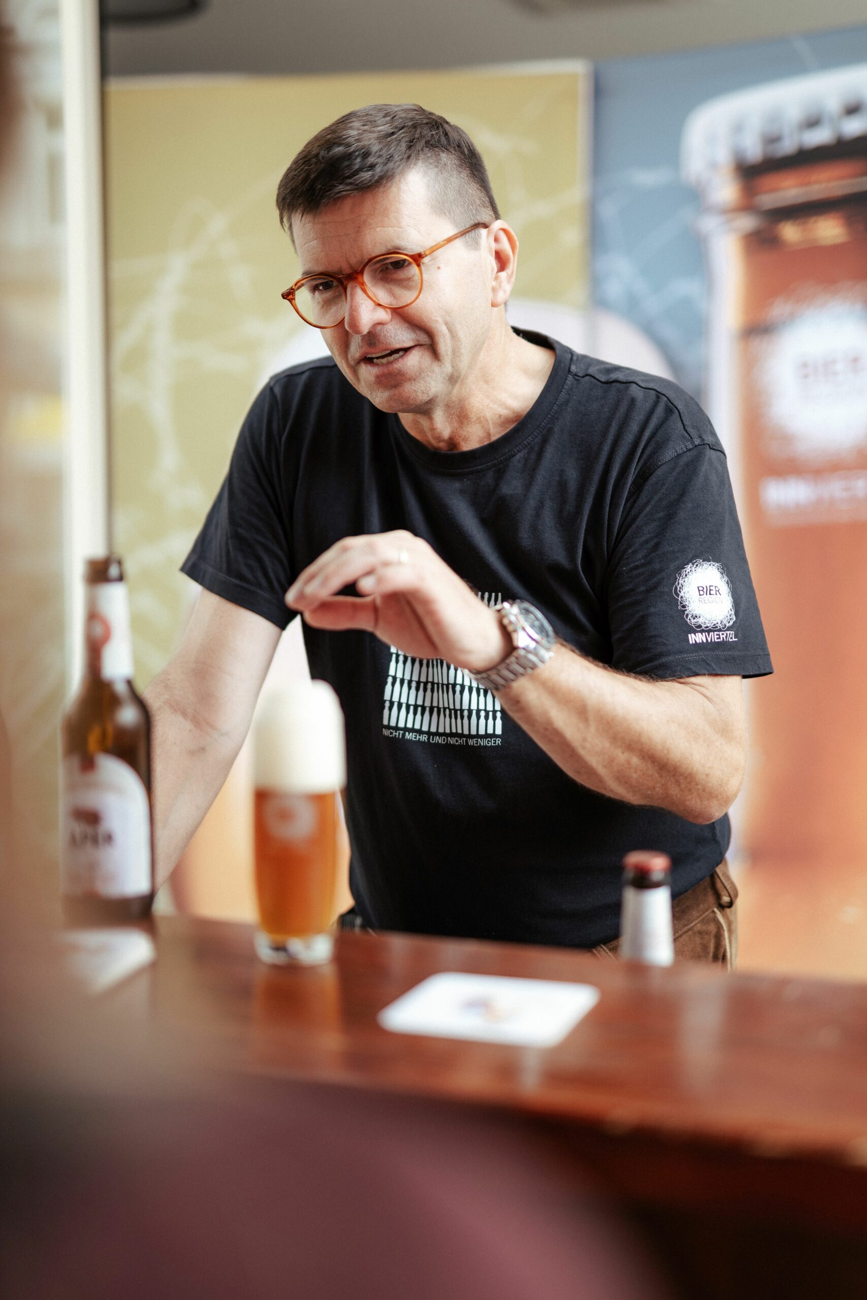 Mann steht an einer Bar mit gefülltem Bierglas, Foto: S'INNVIERTEL Tourismus_Matthias Klugsberger