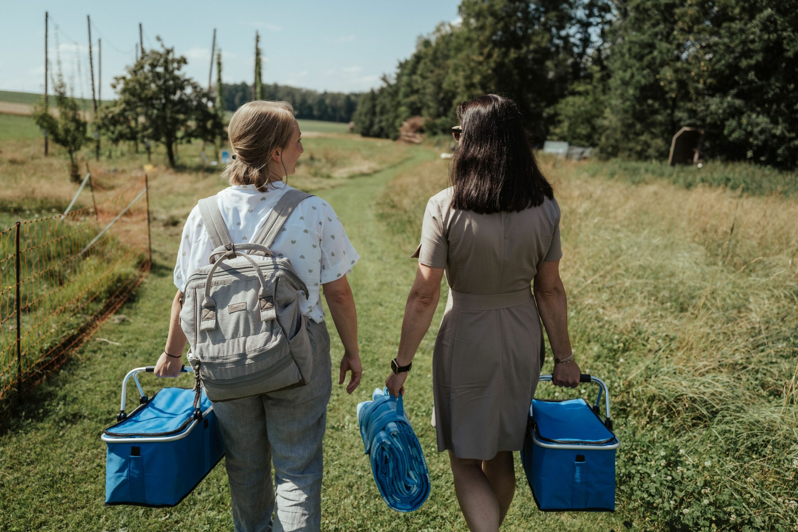 Bierpicknick Biohof Erlinger, Brauerei Pfesch, Treubach, zwei junge Frauen auf dem Weg zu einem Picknick, Foto: S'INNVIERTEL Tourismus_Matthias Klugsberger