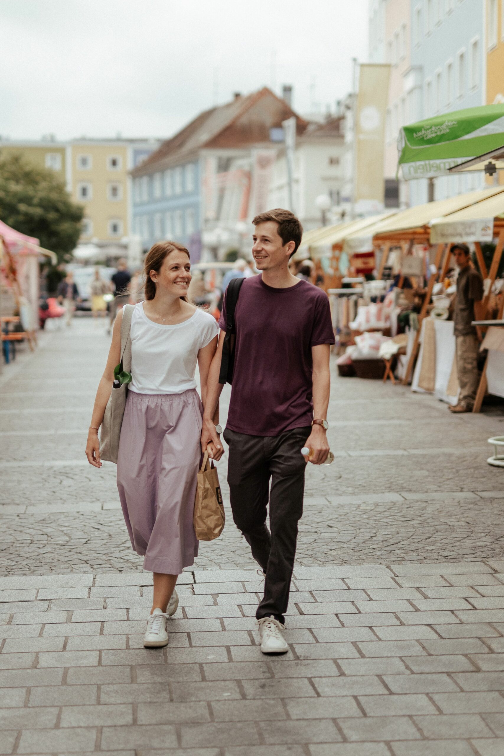 Pärchen schlendert über den Genussmarkt, Foto: S'INNVIERTEL Tourismus_Matthias Klugsberger