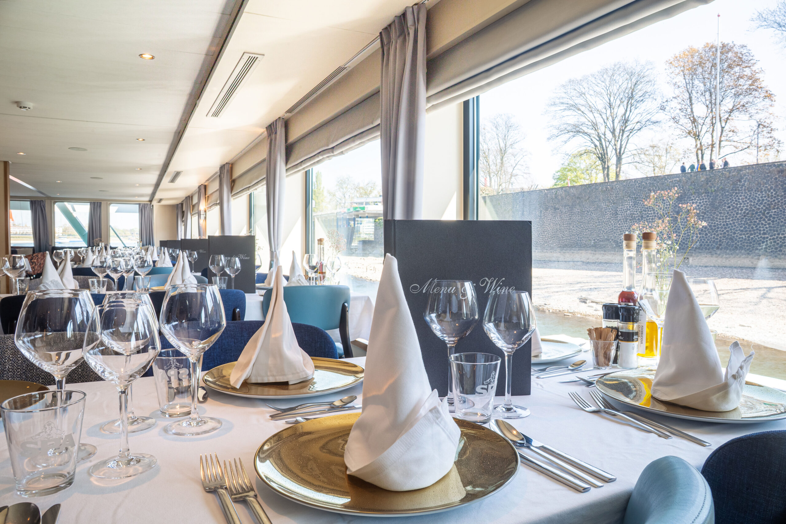 MS Lisabelle - Restaurant mit Tischdekoration und Weinkarte, FC Rad+Reisen