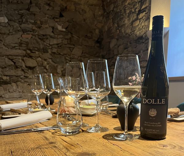 Mo's im Kaiser's Hof, Weinservice Grüner Veltliner_FC Maiser's Hof, Straß