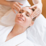 Terme Dobrna - Hotel Švicarija_La Vita Schönheitszentrum mit Masseurin_FC_Terme Dobrna