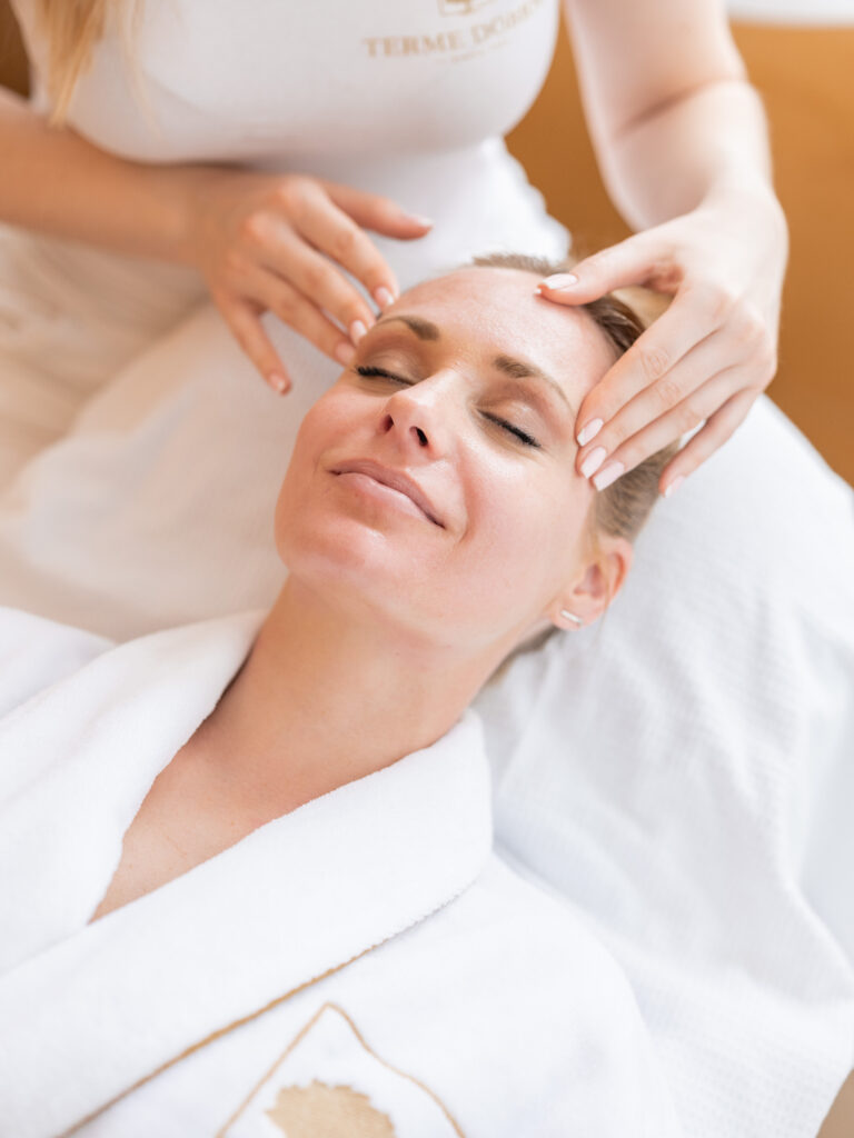 Terme Dobrna - Hotel Švicarija_La Vita Schönheitszentrum mit Masseurin_FC_Terme Dobrna