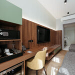Terme Dobrna - Hotel Švicarija_Zimmer, Tisch mit Blick in das Bad_FC_Terme Dobrna