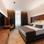 Terme Dobrna - Hotel Švicarija_Zimmer mit Bett u.Fenster_FC_Terme Dobrna