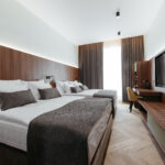 Terme Dobrna - Hotel Švicarija_Zimmer mit Tisch u.Fenster_FC_Terme Dobrna