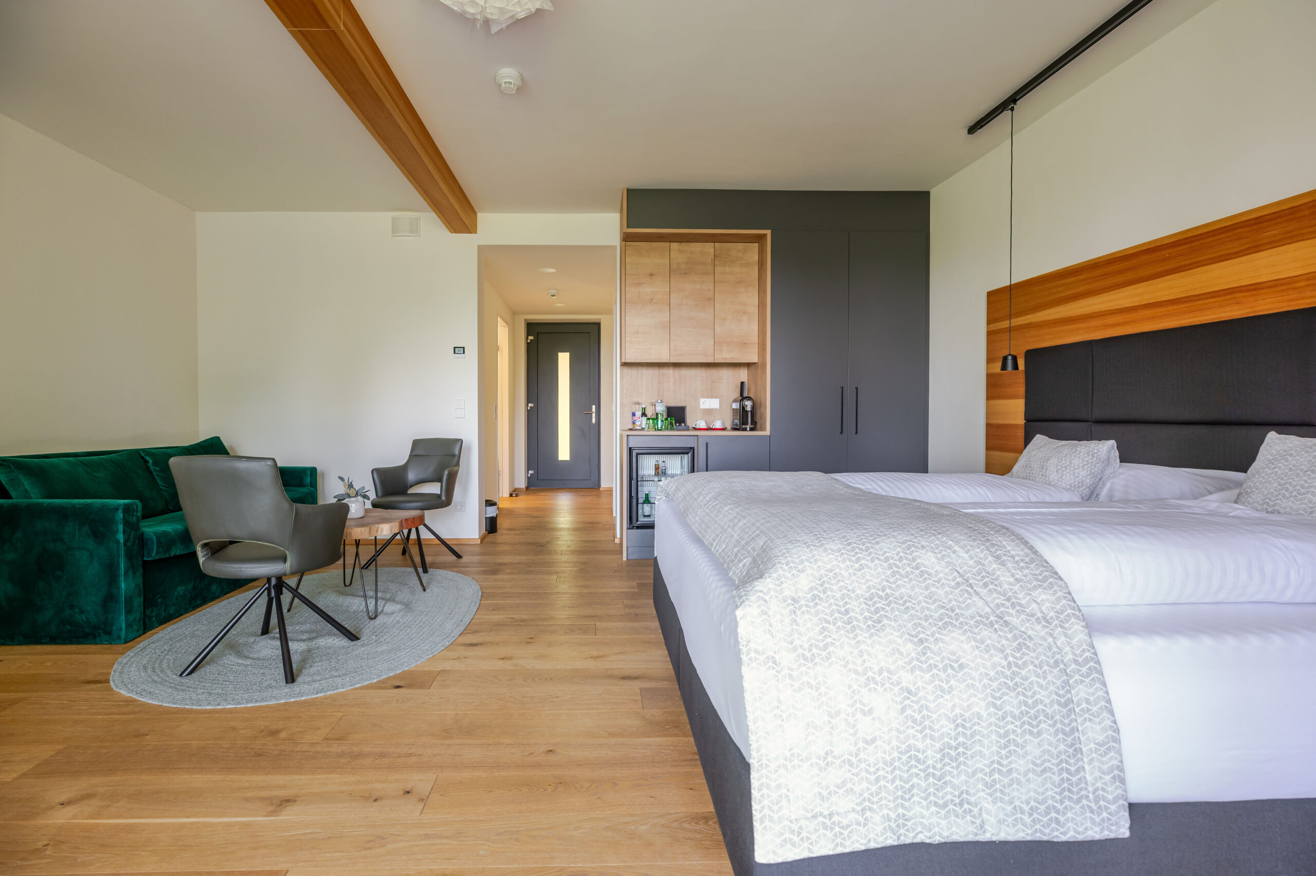 Hotel Ottenstein, Zimmer mit Couch u.Doppelbett; FC Hotel Ottenstein