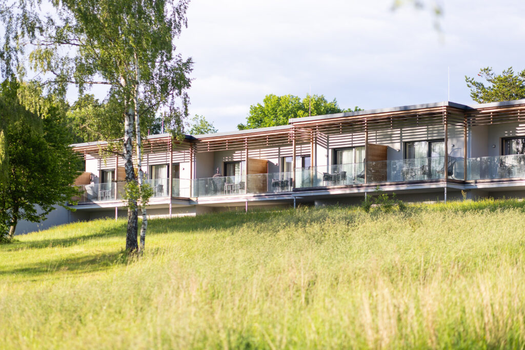 Hotel Ottenstein, Wiese mit Hotelfassade; FC Hotel Ottenstein
