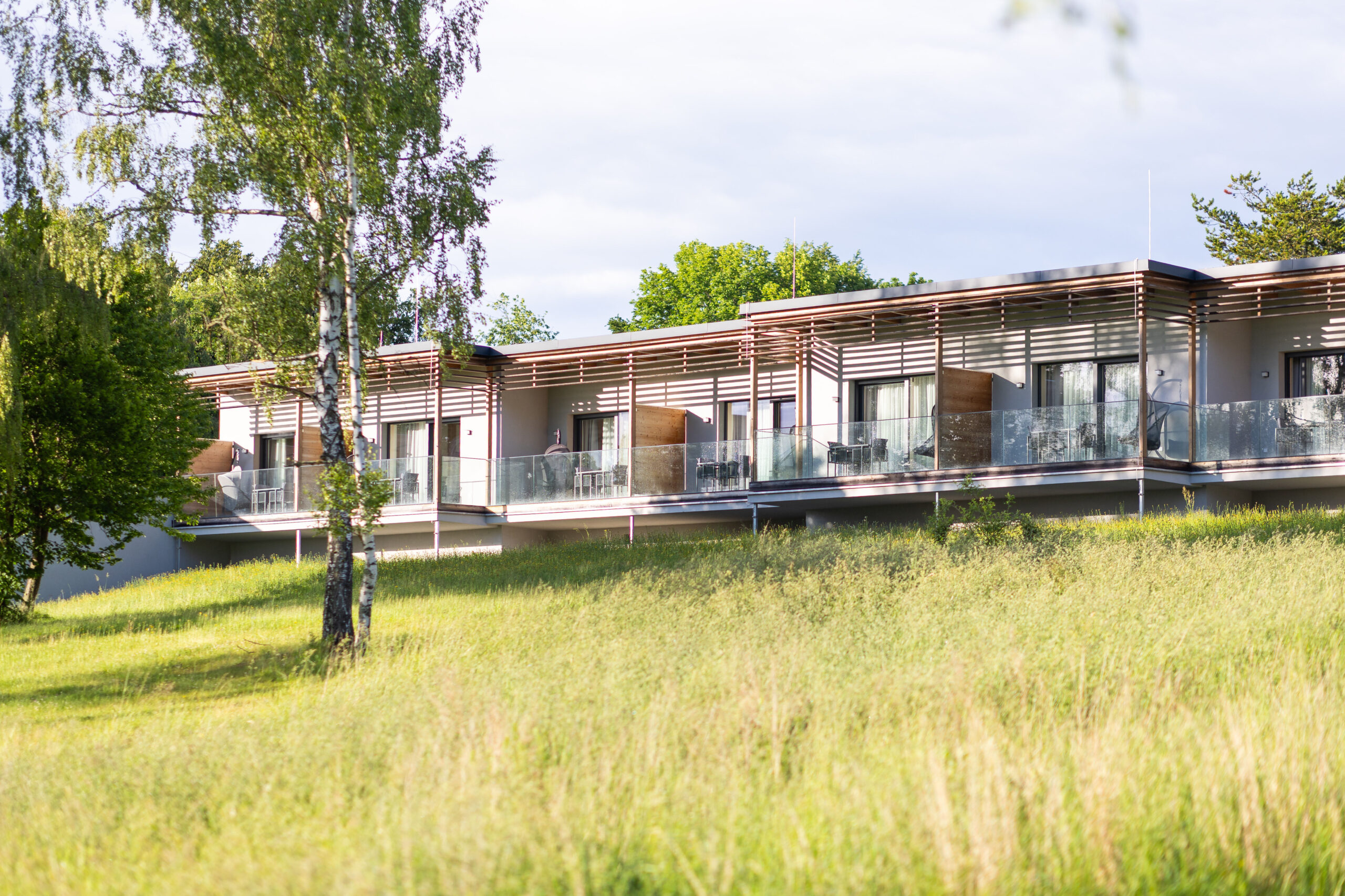Hotel Ottenstein, Wiese mit Hotelfassade; FC Hotel Ottenstein
